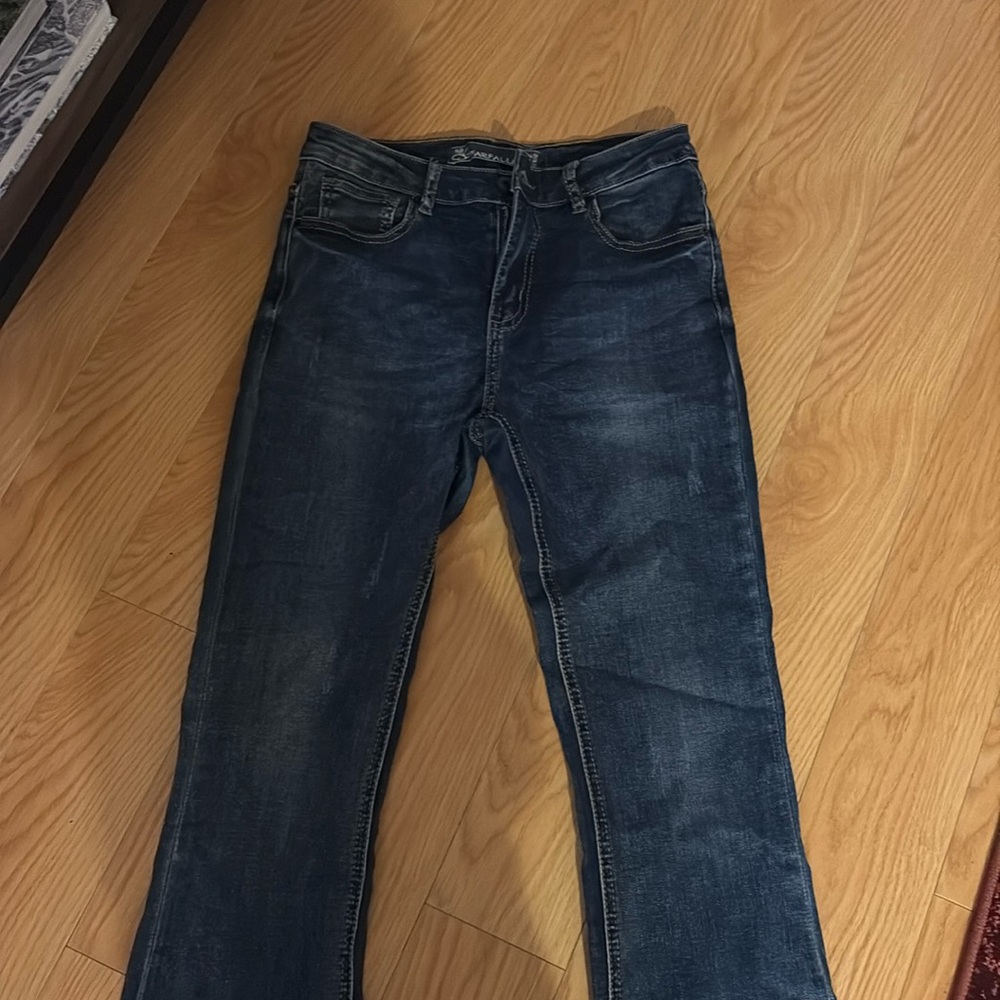 Jeans with ruffled edges